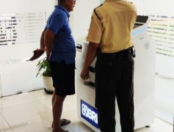 Dengan Ramah dan Sigap, Satpam BRI KC Fatmawati Bantu Nasabah Gunakan Digital CS
